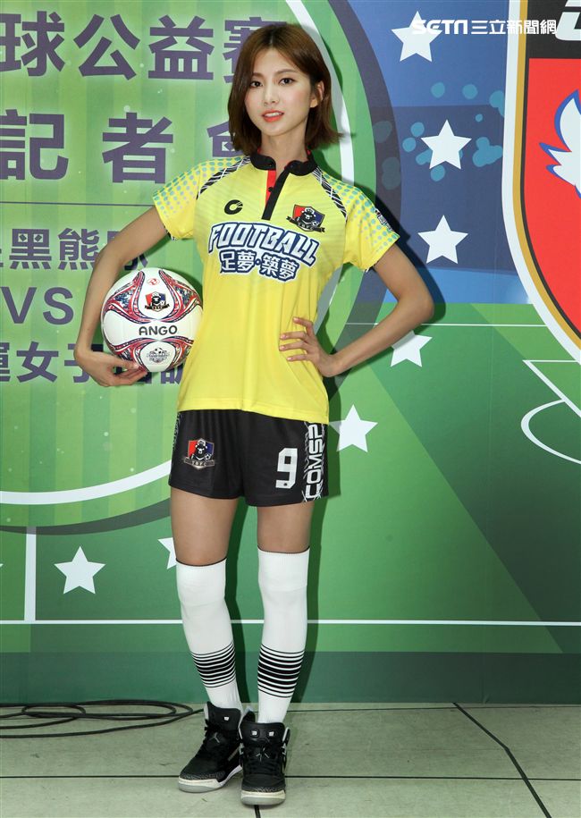 豆花妹（蔡黃汝）代言2017明星足球公益賽，由黑熊明星隊VS中華亞運女子培訓隊，部分門票收益捐給花蓮五所國中推廣足球。（記者邱榮吉/攝影）