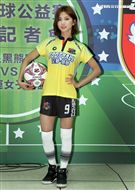 豆花妹（蔡黃汝）代言2017明星足球公益賽，由黑熊明星隊VS中華亞運女子培訓隊，部分門票收益捐給花蓮五所國中推廣足球。（記者邱榮吉/攝影）