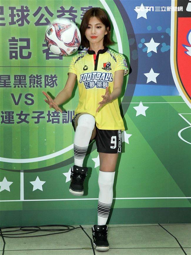 豆花妹（蔡黃汝）代言2017明星足球公益賽，由黑熊明星隊VS中華亞運女子培訓隊，部分門票收益捐給花蓮五所國中推廣足球。（記者邱榮吉/攝影）