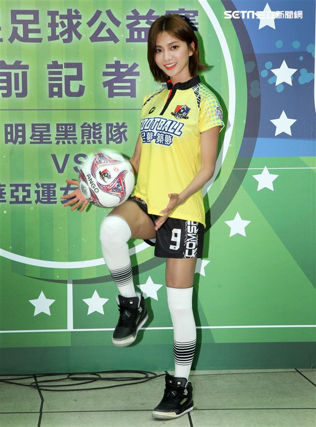 豆花妹（蔡黃汝）代言2017明星足球公益賽，由黑熊明星隊VS中華亞運女子培訓隊，部分門票收益捐給花蓮五所國中推廣足球。（記者邱榮吉/攝影）