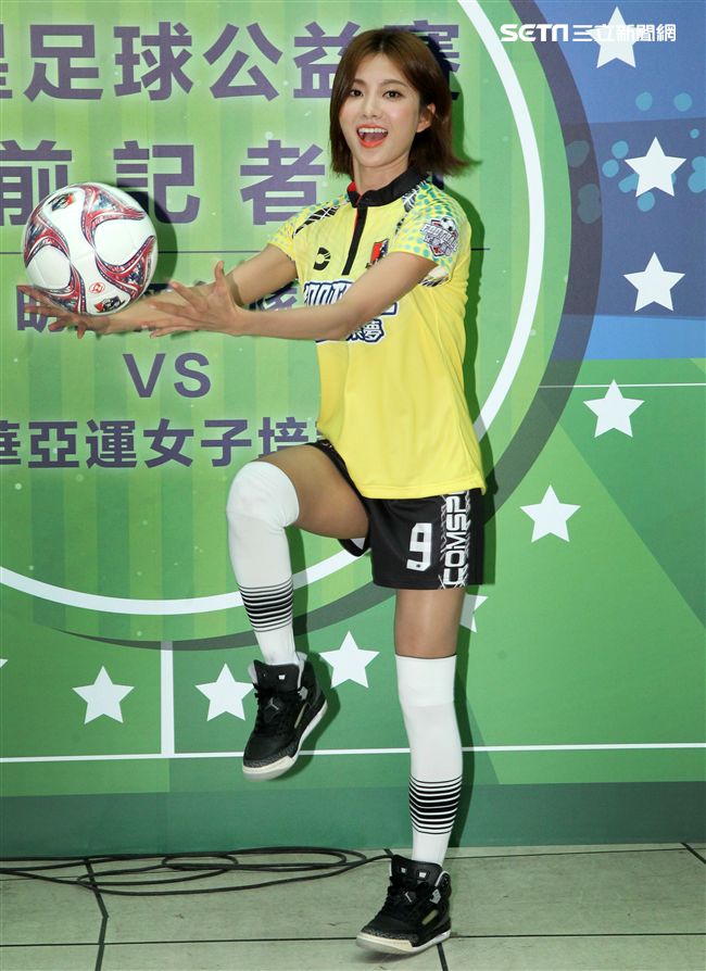 豆花妹（蔡黃汝）代言2017明星足球公益賽，由黑熊明星隊VS中華亞運女子培訓隊，部分門票收益捐給花蓮五所國中推廣足球。（記者邱榮吉/攝影）