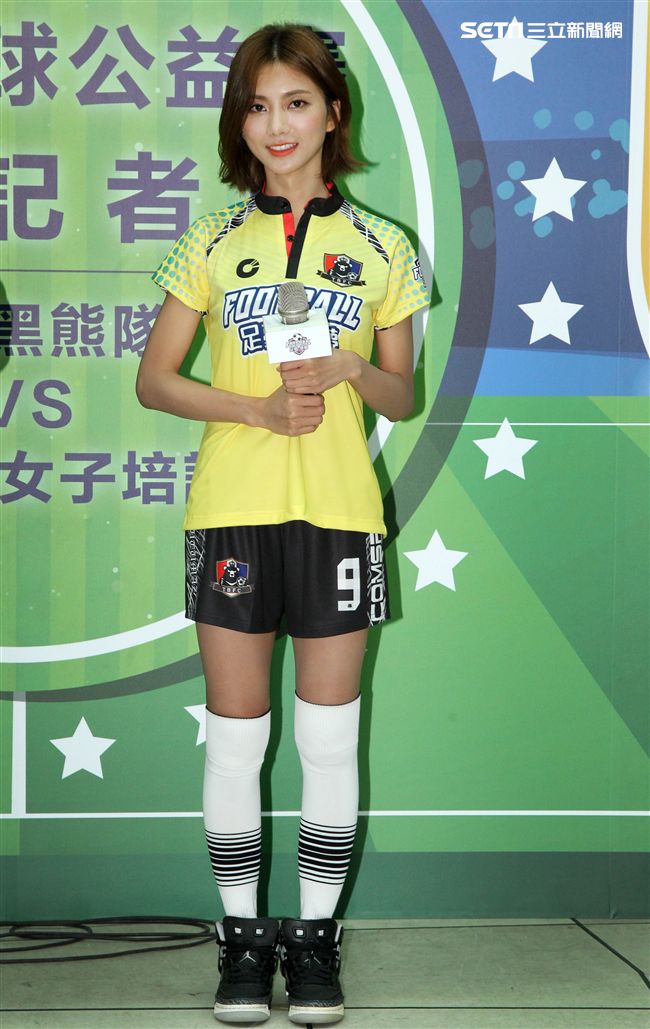 豆花妹（蔡黃汝）代言2017明星足球公益賽，由黑熊明星隊VS中華亞運女子培訓隊，部分門票收益捐給花蓮五所國中推廣足球。（記者邱榮吉/攝影）