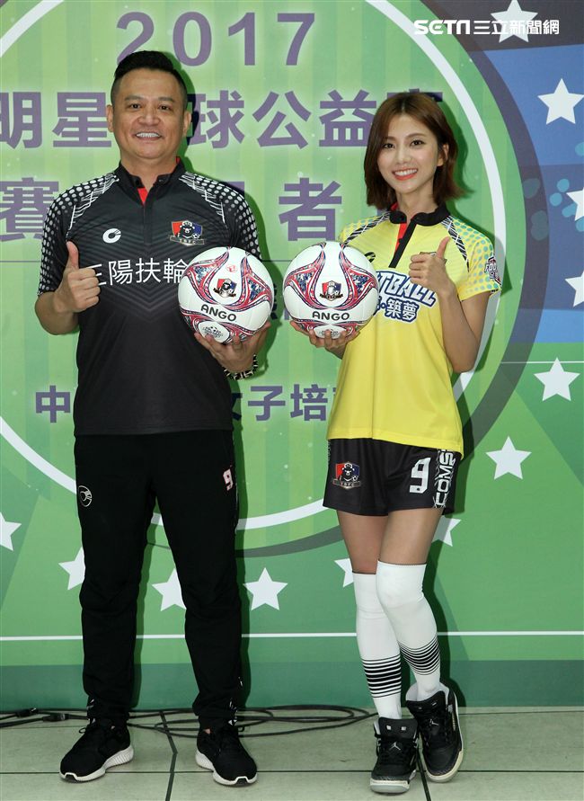 豆花妹（蔡黃汝）代言2017明星足球公益賽，由黑熊明星隊VS中華亞運女子培訓隊，部分門票收益捐給花蓮五所國中推廣足球。（記者邱榮吉/攝影）