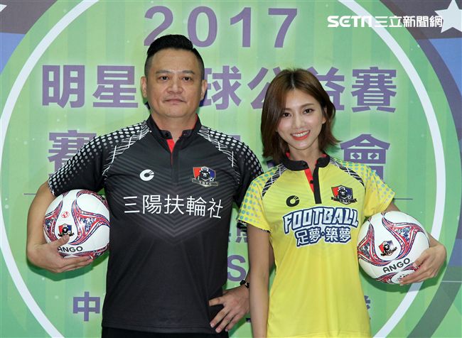豆花妹（蔡黃汝）代言2017明星足球公益賽，由黑熊明星隊VS中華亞運女子培訓隊，部分門票收益捐給花蓮五所國中推廣足球。（記者邱榮吉/攝影）