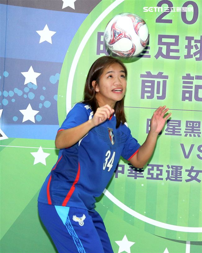 豆花妹（蔡黃汝）代言2017明星足球公益賽，由黑熊明星隊VS中華亞運女子培訓隊，部分門票收益捐給花蓮五所國中推廣足球。（記者邱榮吉/攝影）