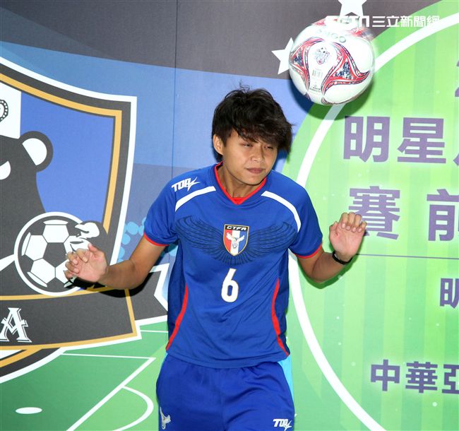 豆花妹（蔡黃汝）代言2017明星足球公益賽，由黑熊明星隊VS中華亞運女子培訓隊，部分門票收益捐給花蓮五所國中推廣足球。（記者邱榮吉/攝影）