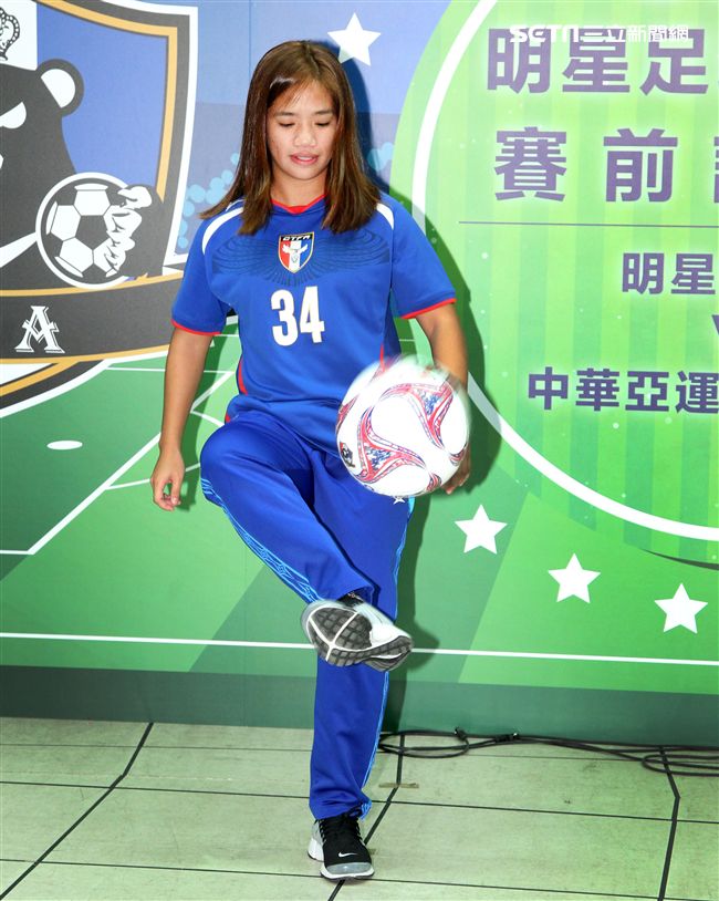 豆花妹（蔡黃汝）代言2017明星足球公益賽，由黑熊明星隊VS中華亞運女子培訓隊，部分門票收益捐給花蓮五所國中推廣足球。（記者邱榮吉/攝影）