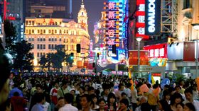 中國,大陸,上海,城市,都市,人群　（圖／攝影者Jakob Montrasio, Flickr CC License）https://goo.gl/ZxmqdN