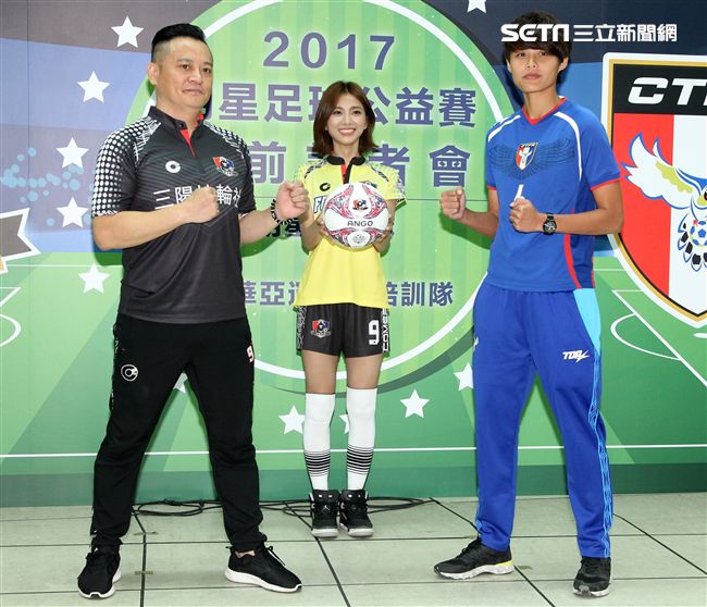 豆花妹（蔡黃汝）代言2017明星足球公益賽，由黑熊明星隊VS中華亞運女子培訓隊，部分門票收益捐給花蓮五所國中推廣足球。（記者邱榮吉/攝影）