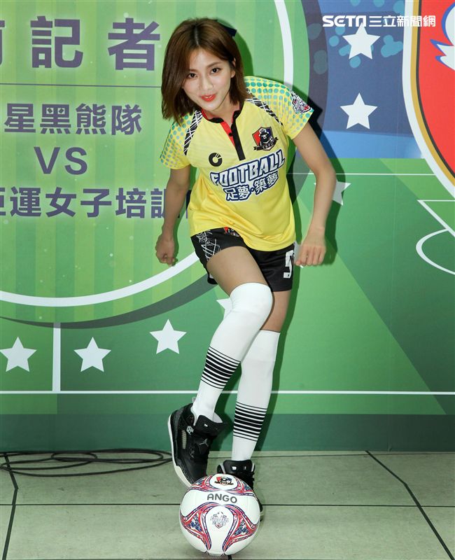 豆花妹（蔡黃汝）代言2017明星足球公益賽，由黑熊明星隊VS中華亞運女子培訓隊，部分門票收益捐給花蓮五所國中推廣足球。（記者邱榮吉/攝影）