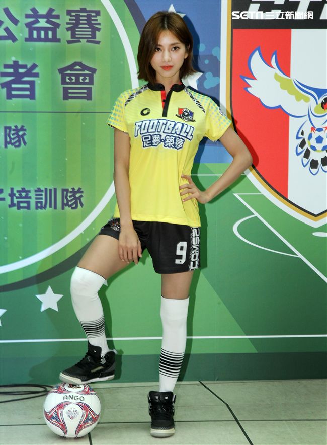 豆花妹（蔡黃汝）代言2017明星足球公益賽，由黑熊明星隊VS中華亞運女子培訓隊，部分門票收益捐給花蓮五所國中推廣足球。（記者邱榮吉/攝影）