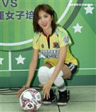 豆花妹（蔡黃汝）代言2017明星足球公益賽，由黑熊明星隊VS中華亞運女子培訓隊，部分門票收益捐給花蓮五所國中推廣足球。（記者邱榮吉/攝影）