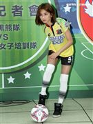 豆花妹（蔡黃汝）代言2017明星足球公益賽，由黑熊明星隊VS中華亞運女子培訓隊，部分門票收益捐給花蓮五所國中推廣足球。（記者邱榮吉/攝影）