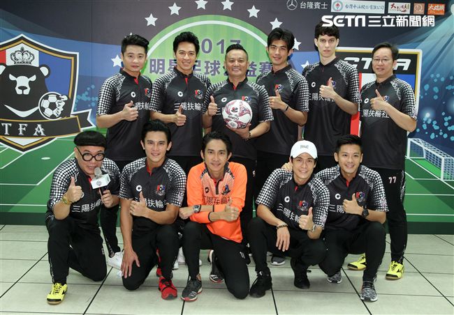 豆花妹（蔡黃汝）代言2017明星足球公益賽，由黑熊明星隊VS中華亞運女子培訓隊，部分門票收益捐給花蓮五所國中推廣足球。（記者邱榮吉/攝影）