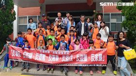 玉里警分局教授防身術 卓清國小學童目不轉睛　圖／玉里警分局提供