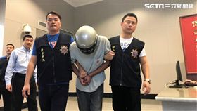 黃姓水電工在松山分局度過一晚後，今天在偵查隊長黃水願曉以大義後，終於突破黃嫌心防，進而坦承殺人罪行，警方訊後將他移送法辦（楊忠翰攝）