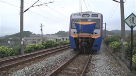台鐵電車線故障  後龍至白沙屯單線通行台鐵人員14日指出，1502次彰化開往基隆區間車，上午7時許通報於後龍至白沙屯西正線區間，發生電車線設備故障，懸臂斷3根，集電弓2支受損、擋風玻璃破損。該區間採單線雙向通行，全力搶修。（翻攝照片）中央社記者管瑞平傳真  106年11月14日