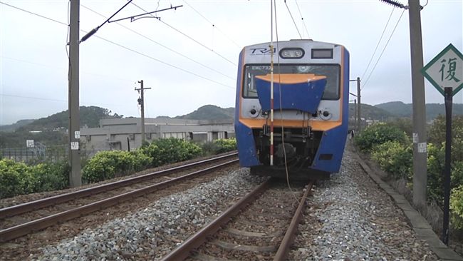 電車線懸桿掉落　台鐵一列車迎面撞上