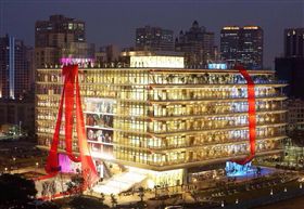 高雄市立圖書館總館
圖翻攝自陳菊臉書
https://www.facebook.com/kikuChen/photos/a.10151285260282405.452817.232716627404/10152437192922405/?type=3