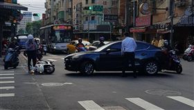 台灣,三寶,轎車,警車,撞倒,進化　圖／翻攝自臉書爆料公社
