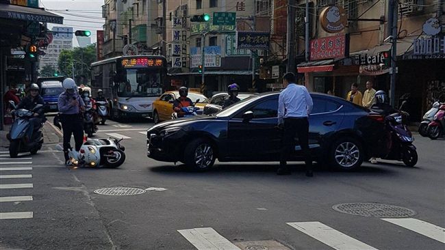 三寶再進化　開轎車撞「警車」網笑噴