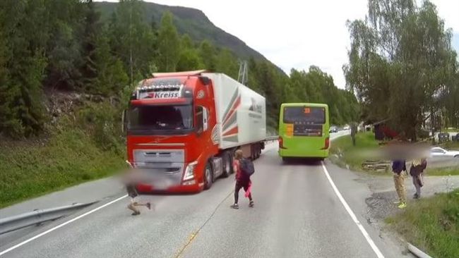 驚險一瞬間！男童險遭聯結車撞飛