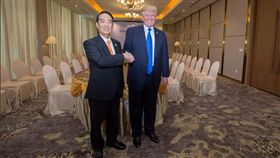 蔡英文總統推特公布宋楚瑜與川普合照。（翻攝蔡英文推特）