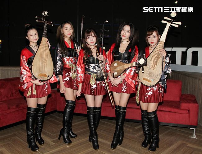 無双女子樂團上安安大明星直播。（記者邱榮吉/攝影）