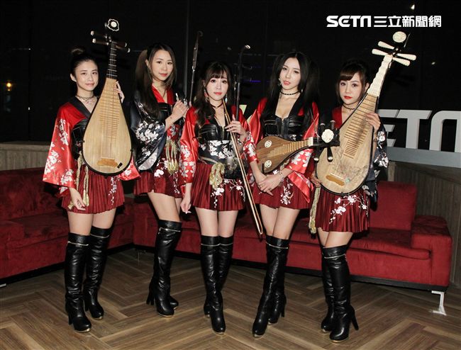 無双女子樂團上安安大明星直播。（記者邱榮吉/攝影）