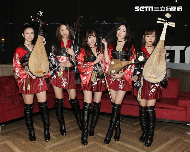 無双女子樂團上安安大明星直播。（記者邱榮吉/攝影）