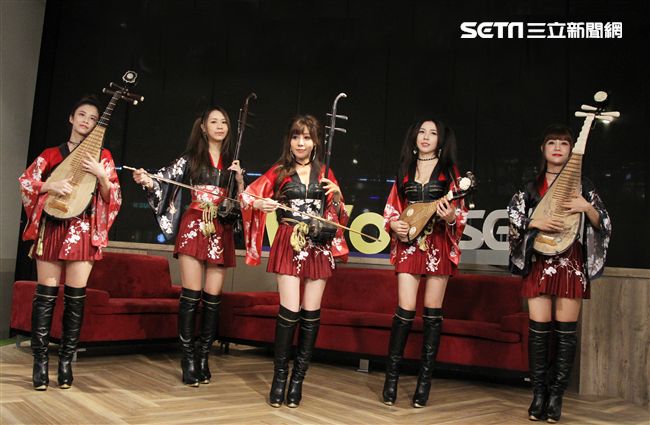 無双女子樂團上安安大明星直播。（記者邱榮吉/攝影）