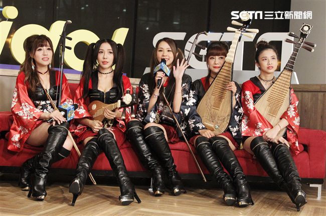 無双女子樂團上安安大明星直播。（記者邱榮吉/攝影）