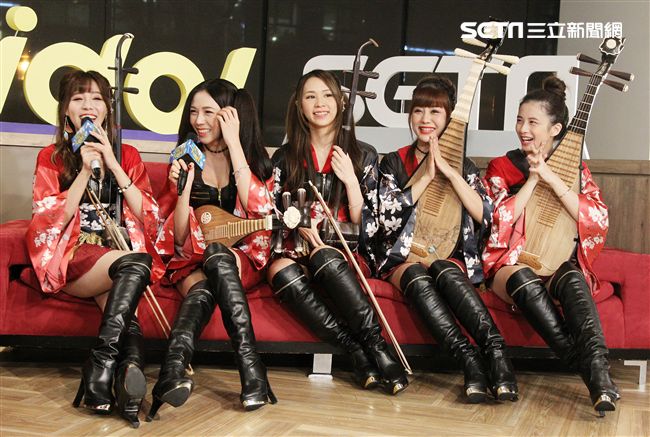 無双女子樂團上安安大明星直播。（記者邱榮吉/攝影）