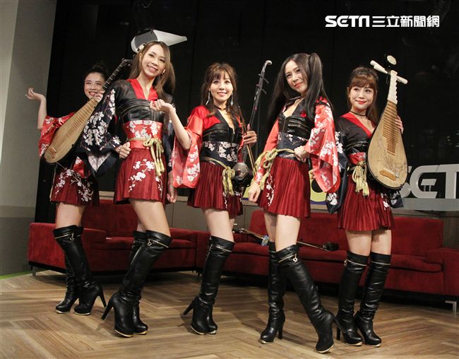 無双女子樂團上安安大明星直播。（記者邱榮吉/攝影）