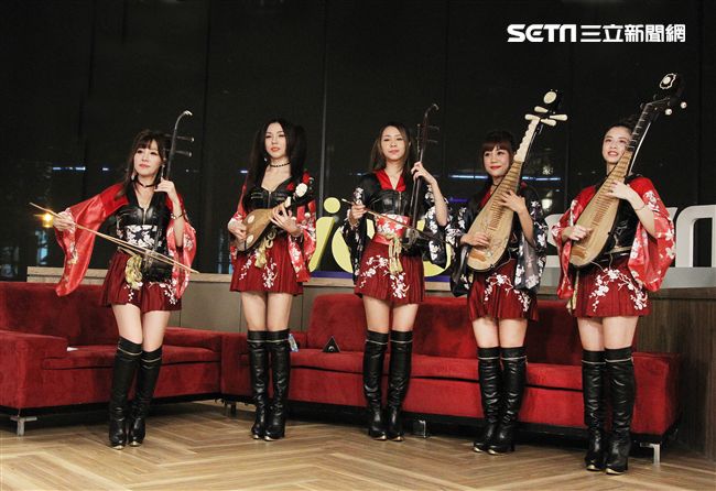 無双女子樂團上安安大明星直播。（記者邱榮吉/攝影）