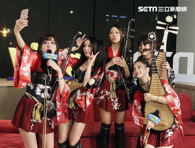 無双女子樂團上安安大明星直播。（記者邱榮吉/攝影）
