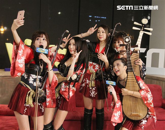 無双女子樂團上安安大明星直播。（記者邱榮吉/攝影）