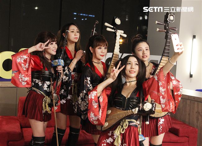 無双女子樂團上安安大明星直播。（記者邱榮吉/攝影）