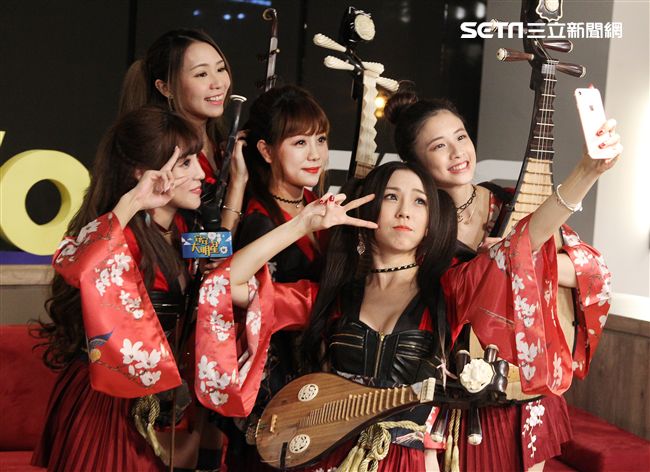 無双女子樂團上安安大明星直播。（記者邱榮吉/攝影）