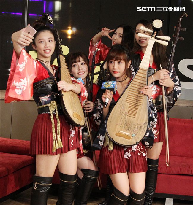 無双女子樂團上安安大明星直播。（記者邱榮吉/攝影）