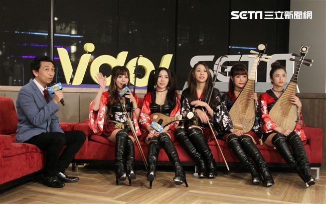 無双女子樂團上安安大明星直播。（記者邱榮吉/攝影）