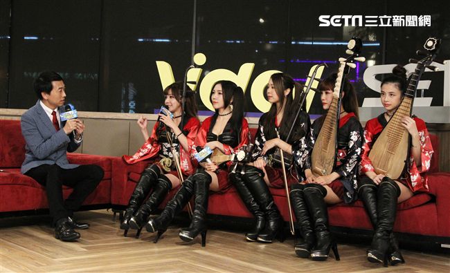 無双女子樂團上安安大明星直播。（記者邱榮吉/攝影）
