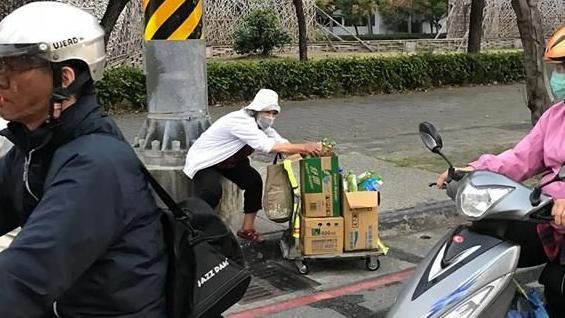 丈夫行動不便…駝背嬤淋雨賣15元水