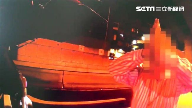 小黃無照上路載客　運將起乩躲警開單