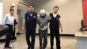 黃姓水電工在松山分局度過一晚後，今天在偵查隊長黃水願曉以大義後，終於突破黃嫌心防，進而坦承殺人罪行，警方訊後將他移送法辦（楊忠翰攝）