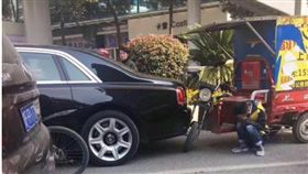 大陸,貴州,快遞員,勞斯萊斯,汽車,刮傷,
http://mp.weixin.qq.com/s?__biz=MzAwMjM2MDE1MA==&mid=2651179144&idx=1&sn=e8f7395b2fc447529dc4bb029829e60d&chksm=813afeb1b64d77a75c4e06f738c1fd854edcee9652f8ba8223542e31ecac2c43bf