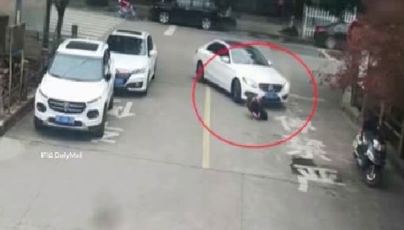 男童路邊綁鞋帶　慘遭賓士女緩緩輾過