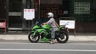 出家人騎忍者重機　網友：法號海放！