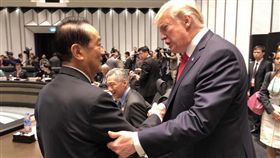 宋楚瑜,川普,謝金河,蹭照（圖／翻攝自謝金河臉書）