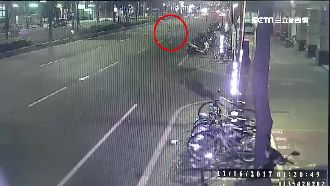 老翁違規穿越馬路　遭無照計程車撞死